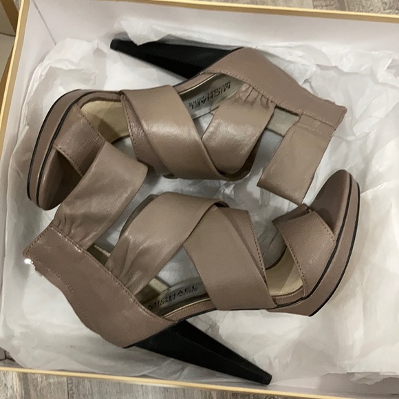 MICHAEL KORS HEELS WITH ORIGINAL BOX - Picture 6 of 9